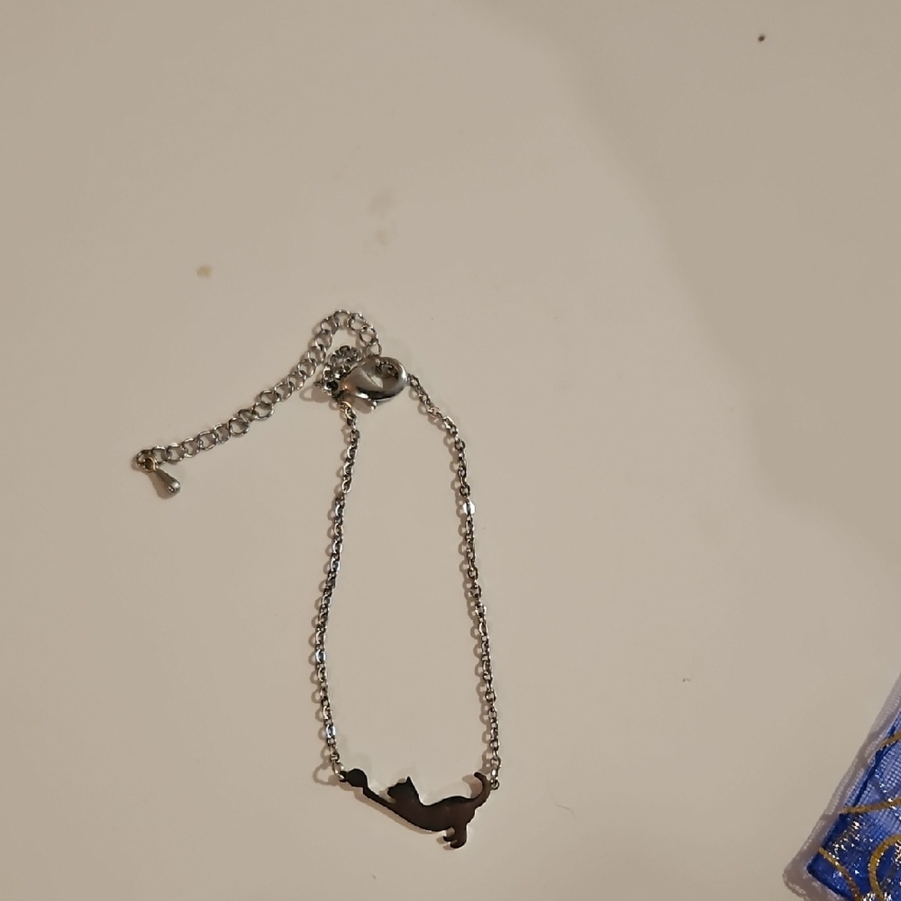 Item 800 Silver Cat Chasing Yarn Charm Bracelet